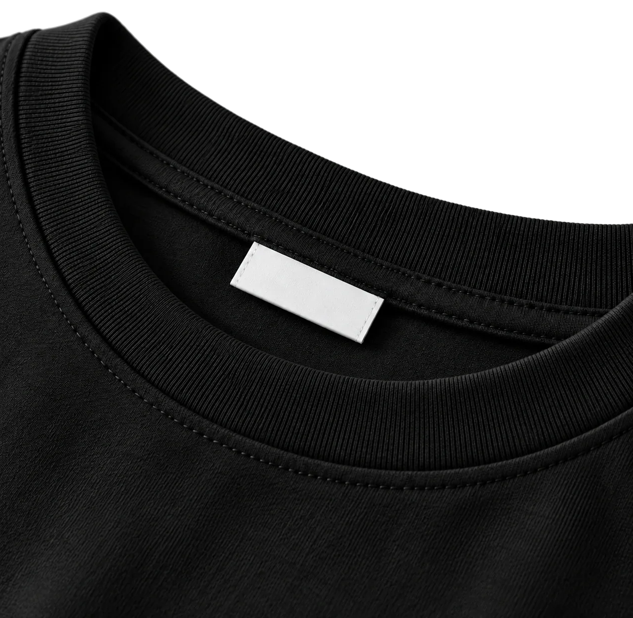 Gola da camiseta preta, com a etiqueta